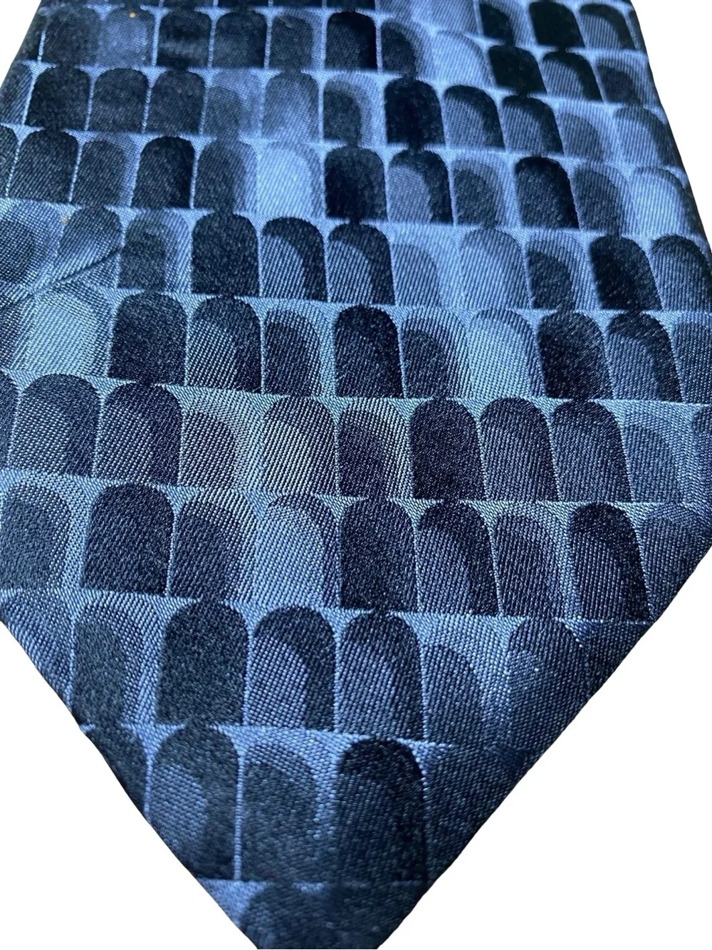 Bugatti Men’s Italian Silk Necktie Blue Geometric Arch Scale Pattern Vintage
